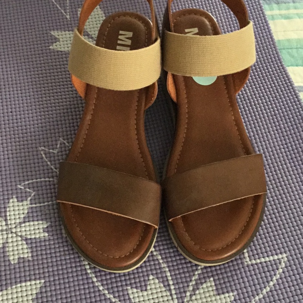 NWOT brown MIA sandals